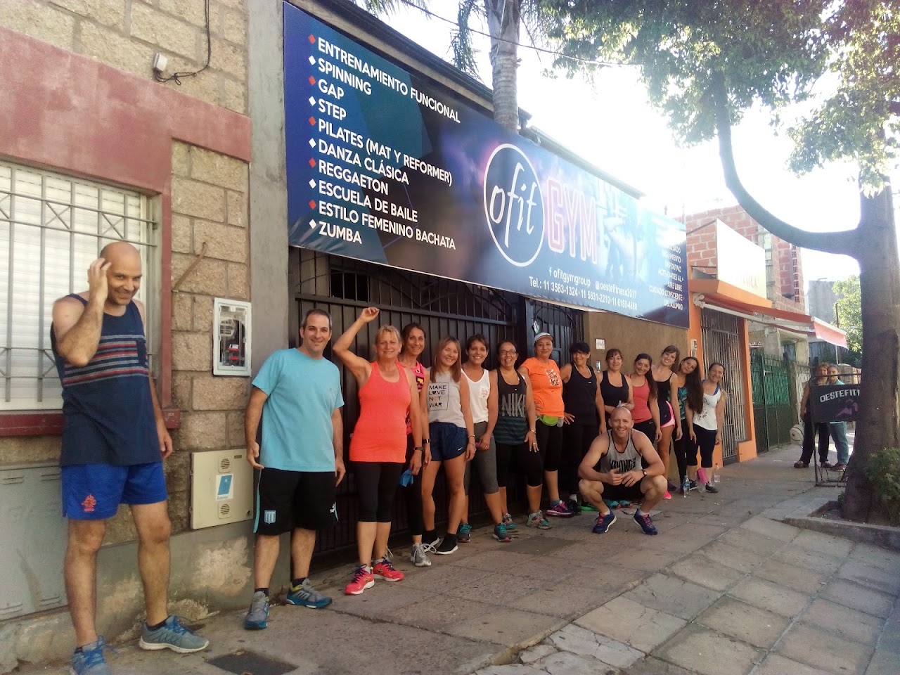 Alumnos y profesores de Ofit Gym en la puerta del gimnasio en Castelar