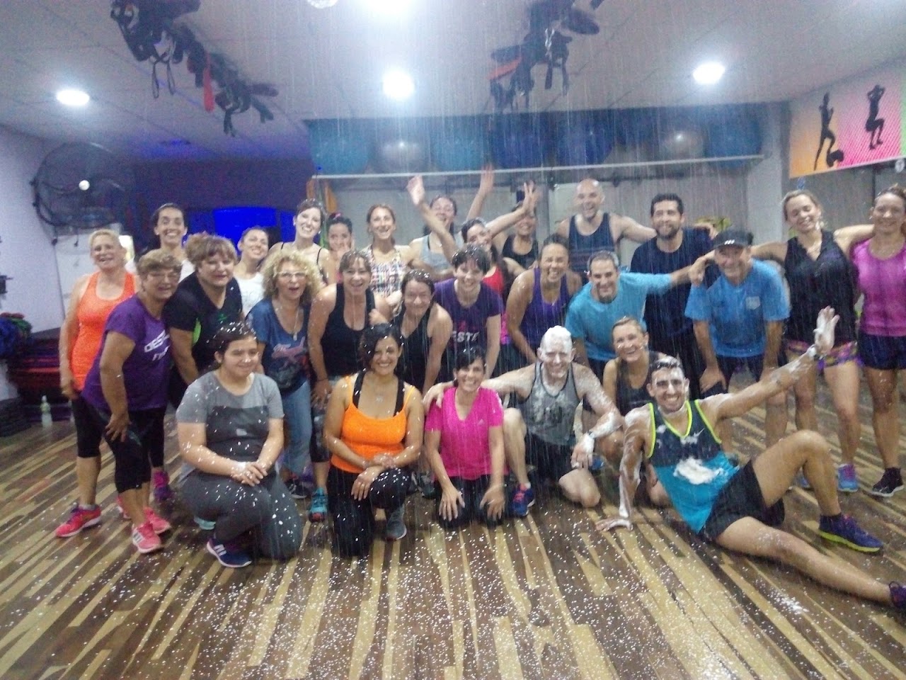 Clase grupal en Ofit Gym con alumnos y profesores