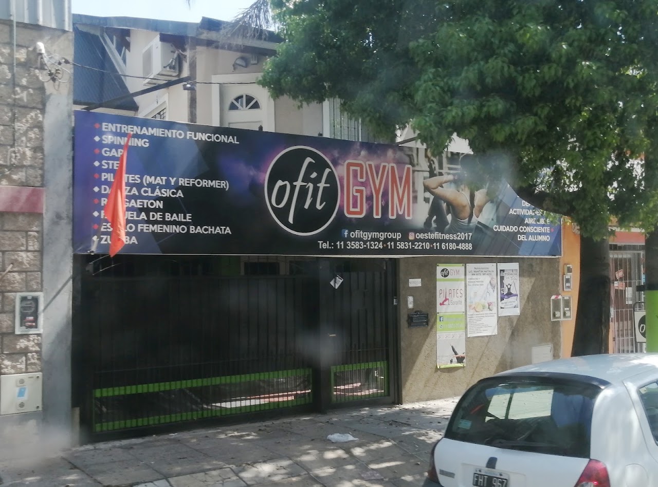 Fachada de Ofit Gym con el cartel del gimnasio