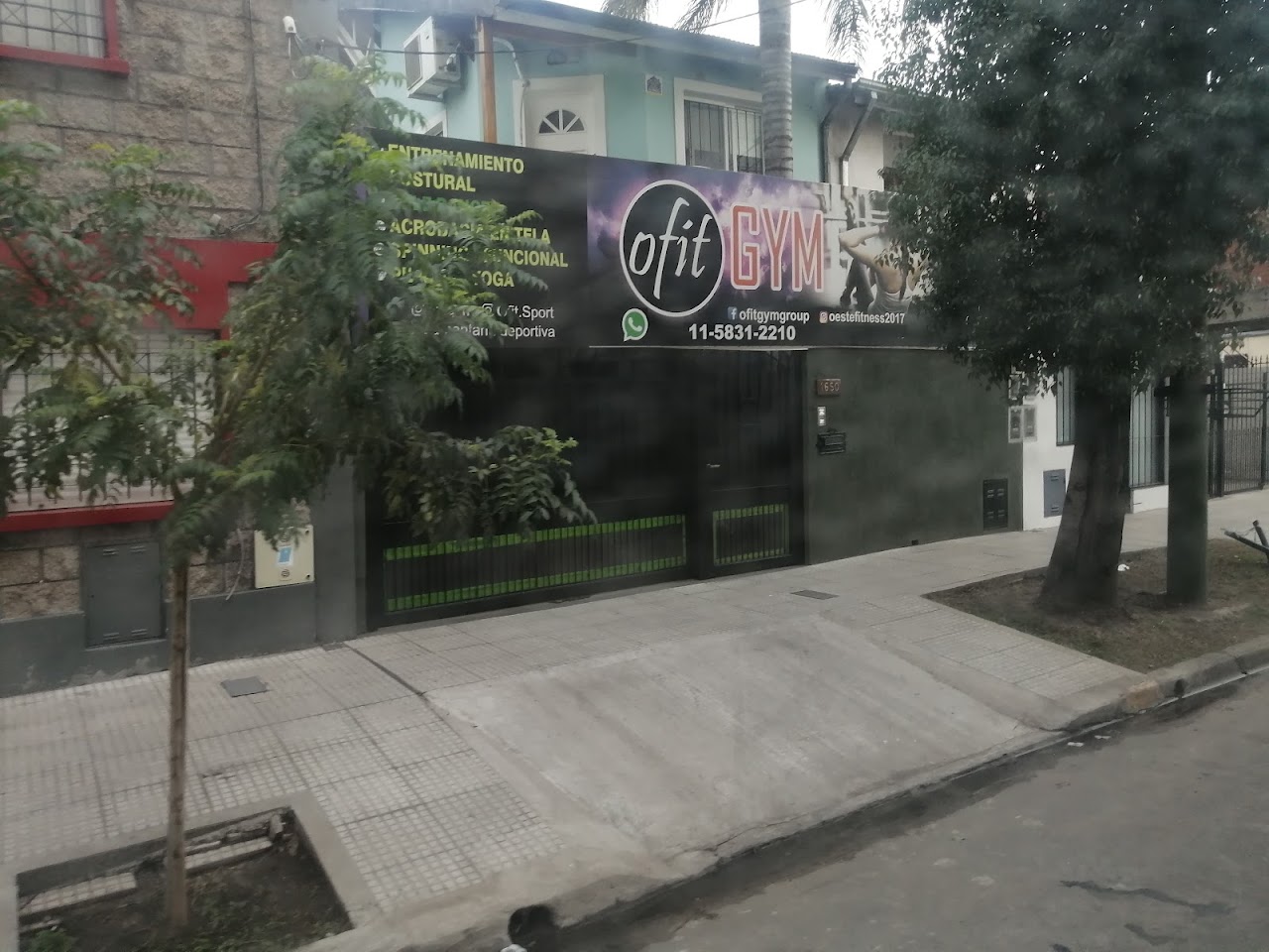 Entrada de Ofit Gym en Castelar